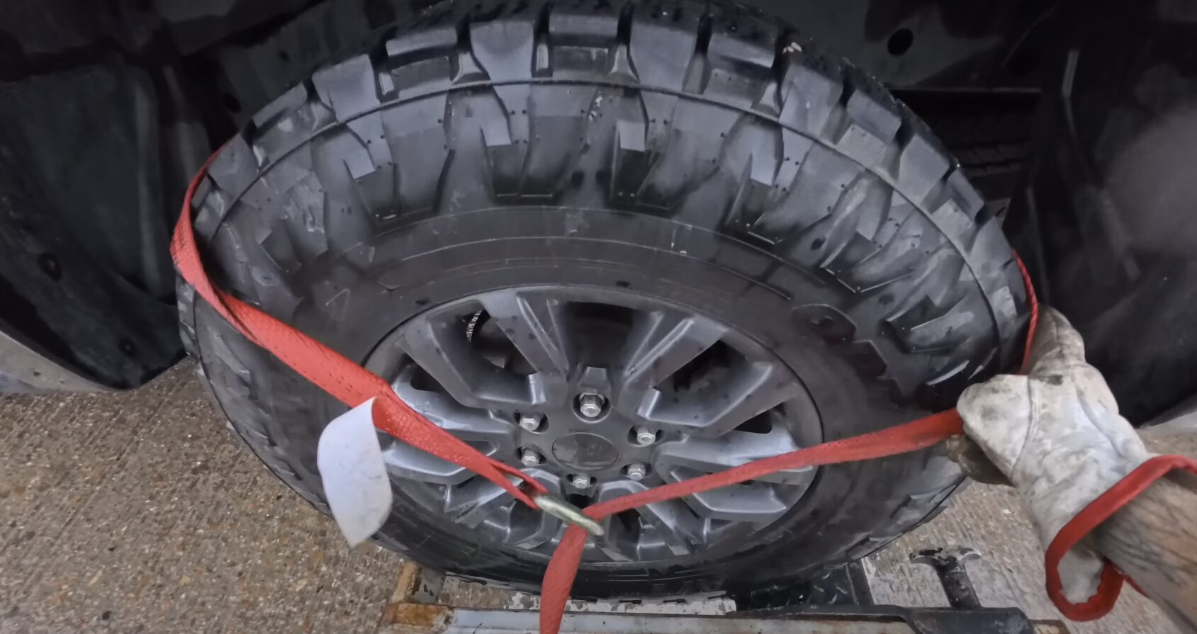 Professional roadside assistance for tire change and emergency services