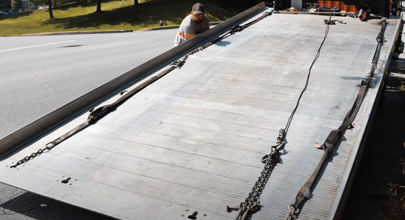 ProntoHands Bountiful Towing - Professional flatbed towing equipment Professional towing truck with flatbed ready for service in Bountiful, UT